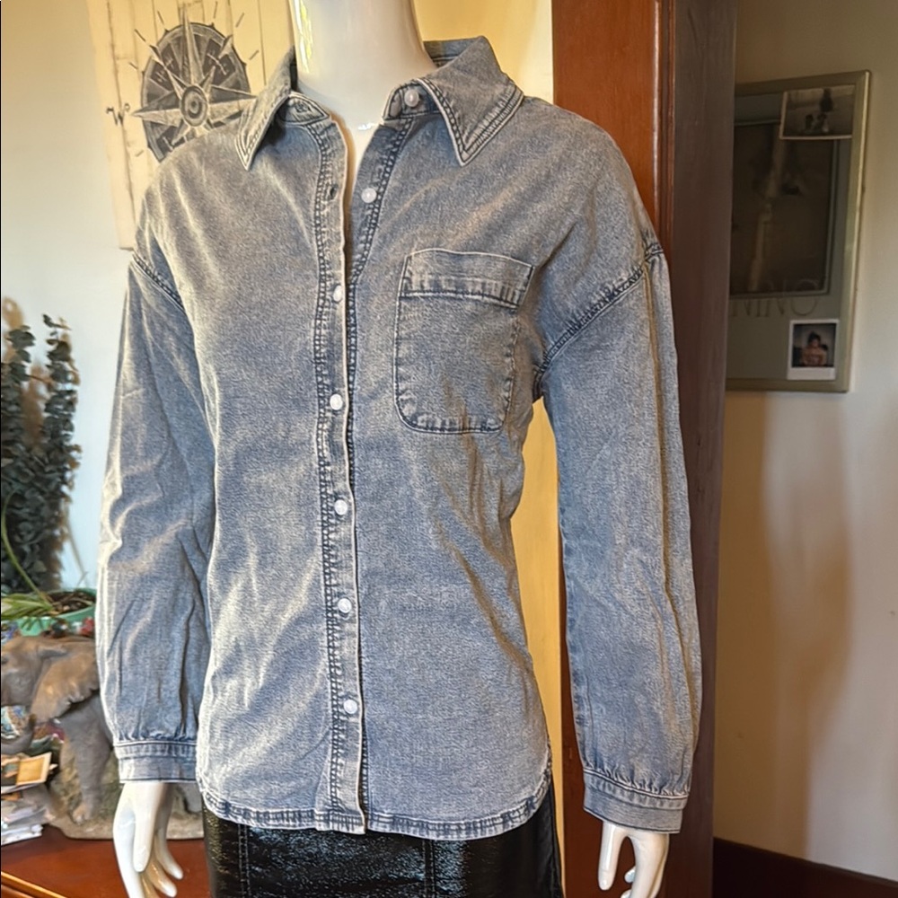 NWT size small JAG Denim like Button-Up Shirt. 99% cotton 1%elastic.Lots of room